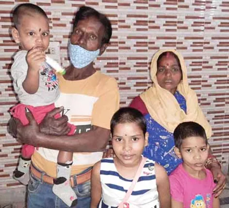 ୩ ବର୍ଷ ତଳେ ମଲାଛୁଆକୁ ଧରି ରାସ୍ତାରେ ବୁଲୁଥିଲେ ଭାରତୀ...ସ୍ବାମୀ, ତିନି ସନ୍ତାନଙ୍କୁ ଫେରି ପାଇ ଖୁସିରେ ଆତ୍ମହରା