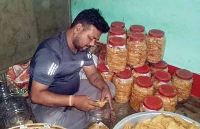 କରୋନା ଦେଖାଇଲା ନୂଆ ବାଟ: ଦିନକୁ ପ୍ରସ୍ତୁତ କରୁଛନ୍ତି ୩୫ କିଲୋ ନିମ୍‌କି; ୭ ପରିବାରକୁ ‌ଦେଇଛନ୍ତି ରୋଜଗାର