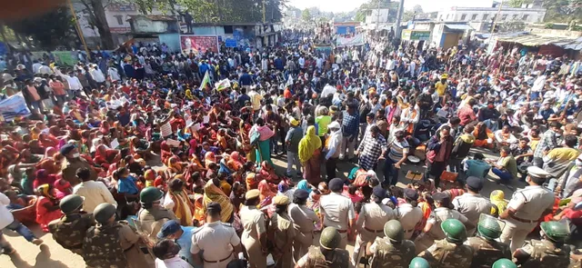 ପଂଚାୟତ ନିର୍ବାଚନରେ ସଂରକ୍ଷଣ ଦାବିରେ ବଲାଙ୍ଗୀରରେ ଆଦିବାସୀଙ୍କ ମହାମେଳି, ଜିଲ୍ଲାପାଳ କାର୍ଯ୍ୟାଳୟ ଘେରିଲେ