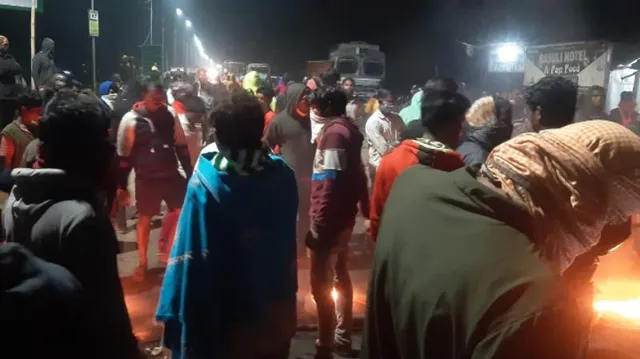 ରାତିରେ ମାସ୍କ ଚେକିଂ ବେଳେ ତାତିଲେ ଲୋକେ, ଟାୟାର ଜାଳି ଭଦ୍ରକ-ଚାନ୍ଦବାଲି ରାସ୍ତା ଅବରୋଧ