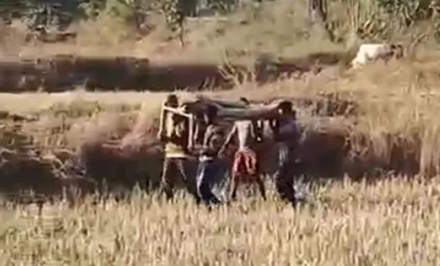 ଗାଁକୁ ରାସ୍ତା ନାହିଁ: ଖଟିଆରେ ନେବାବେଳେ ପ୍ରସୂତି ଆଖିବୁଜିଲେ