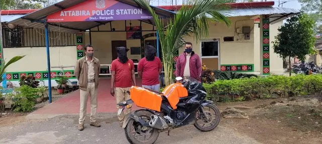 ଧରାପଡ଼ିଲେ ୨ ନକଲି ପୁଲିସ୍‌, ସ୍ପେସାଲ୍‌ ସ୍କ୍ବାଡ୍‌ ଆଳରେ ବଟି ମାଗୁଥିଲେ