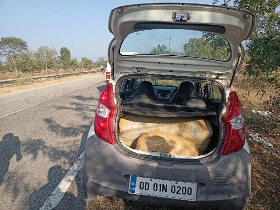 ୩୫ କେଜି ଗଞ୍ଜେଇ ସହ ଲକ୍ଷେ ଟଙ୍କା ଜବତ: ୨ ଜଣ ଗିରଫ