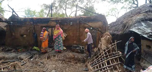 ବିଦ୍ୟୁତ୍‌ ସଟ୍‌ ସର୍କିଟରୁ ନିଆଁ ଲାଗି ଜଳିଗଲା ୫ ବଖରା ଘର ସହ ଏକ ଭେରାଇଟି ଷ୍ଟୋର