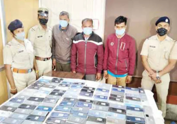 ନେପାଳ ସୀମାରୁ ଧରାପଡ଼ିଲେ ଚୋର, ୩୦ ଲକ୍ଷ ଟଙ୍କାର ମୋବାଇଲ ଫୋନ୍‌ ଉଦ୍ଧାର