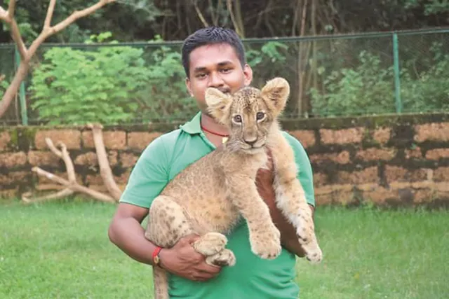 ନନ୍ଦନକାନନରେ ନିଆରା ପ୍ରେମ କାହାଣୀ: ପ୍ରଶାନ୍ତଙ୍କ କୋଳ ଛାଡ଼ୁନି ଚୁଲ୍‌ବୁଲି ବର୍ଷା