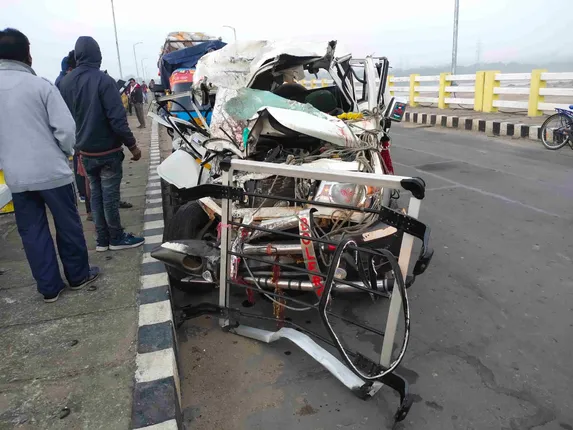 ମହାନଦୀ ସେତୁ ଉପରେ ଟ୍ରକ୍-ବୋଲେରୋ ମୁହାଁମୁହିଁ ଧକ୍କା: ବାପ ଓ ଝିଅ ସମେତ ୫ ଜଣଙ୍କର ମୃତ୍ୟୁ, ୫ ଗୁରୁତର