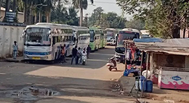 ବେଆଇନ୍ ବସ୍ ପାର୍କିଂକୁ ନେଇ ଧରପଗଡ଼ ଜୋରଦାର୍: ୮ ବସ୍‌ ଗଣିଲେଣି ୧୦ହଜାର