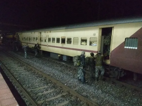 ବିସ୍ଫୋରଣ କରି ଅଜ୍ଞାତ ଯୁବକ ରୋକିଲେ ଟ୍ରେନ୍‌, ମୁମ୍ବାଇ-ହାୱଡା ଲାଇନ୍‌ରେ ୨ ଘଣ୍ଟା ରେଳ ସେବା ବାଧାପ୍ରାପ୍ତ