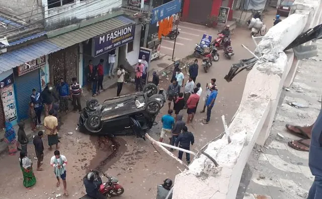 ଭାରସାମ୍ୟ ହରାଇ ଫ୍ଲାଏ ଓଭର ତଳକୁ ଖସିଲା କାର୍: ଚାଳକ ଆହତ