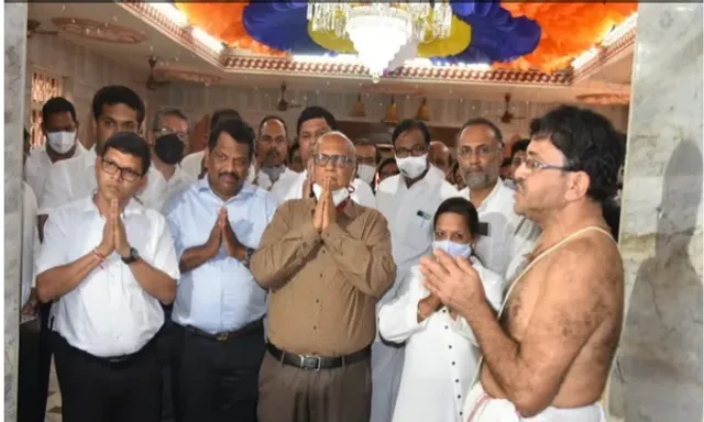 ହାତକୁ ଠାକୁରେ ଭରସା: ଦଳ ନ ଛାଡିବା ପାଇଁ ମନ୍ଦିର, ଚର୍ଚ୍ଚ ବୁଲାଇ ଶପଥ କରାଉଛି କଂଗ୍ରେସ