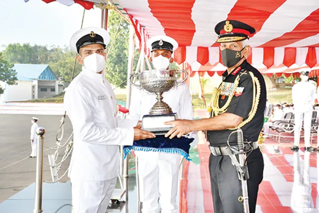 ଆଇଏନ୍‌ଏସ୍‌ ଚିଲିକାର ଶିକ୍ଷାନବି‌ଶଙ୍କୁ ପଦକ ପ୍ରଦାନ