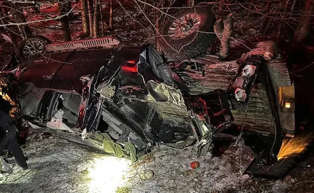 ମାଲିକଙ୍କ ଦୁର୍ଘଟଣାଗ୍ରସ୍ତ ଗାଡ଼ି ପାଖକୁ ପୁଲିସକୁ ବାଟ କଢ଼ାଇ ନେଲା କୁକୁର