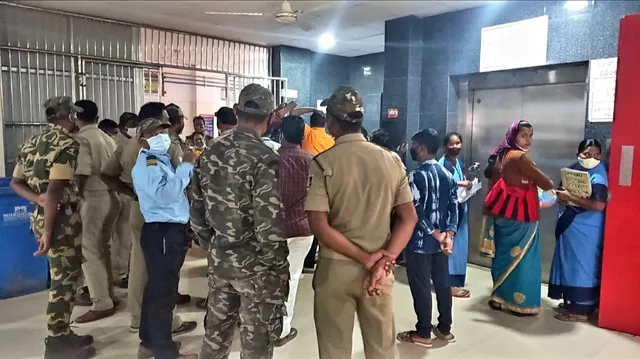 ଶିଶୁପୁତ୍ରର ମୃତ୍ୟୁକୁ ନେଇ ରାୟଗଡ଼ା ଜିଲ୍ଲା ମୁଖ୍ୟ ଚିକିତ୍ସାଳୟରେ ଉତ୍ତେଜନା