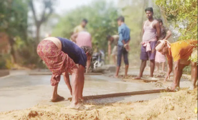 ପ୍ରଶାସନ ଶୁଣିଲାନି, ରାସ୍ତା ନିର୍ମାଣ କଲେ ଗ୍ରାମବାସୀ