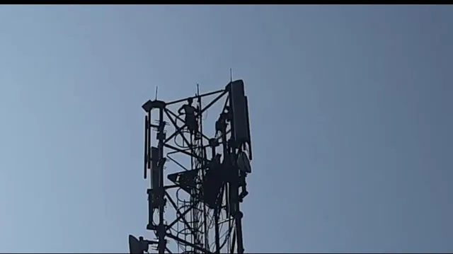 ଗାଁ'ର ନଳକୂଅ ପାଇଁ ମୋବାଇଲ ଟାୱାରରେ ଚଢି ପ୍ରତିବାଦ କଲେ ଯୁବକ