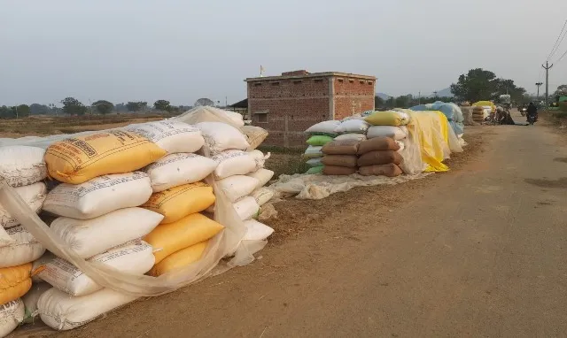 ଦିଗସିରା ମଣ୍ଡିରେ ଅବ୍ୟବସ୍ଥା: ଧାନ ବିକ୍ରି ଟଙ୍କା ନ ମିଳିବାରୁ ସୁନାପାଲିରେ ଧାନ ବୋଝେଇ ଟ୍ରକ୍‌କୁ ଅଟକ ରଖିଲେ ଚାଷୀ