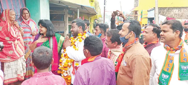 କରୋନା କଟକଣାକୁ ଫୁ’: ବିନା ମାସ୍କରେ କର୍ମୀଙ୍କ ସହ ପ୍ରଚାର କଲେ ସାଂସଦ ଅପରାଜିତା