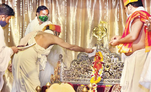 ଗଜପତି ମହାରାଜାଙ୍କ ପୂଷ୍ୟାଭିଷେକ: ଗଜପତିଙ୍କ ଅନୁପସ୍ଥିତିରେ ପୂଜା ପାଇଲା ଖଡ୍‌ଗ