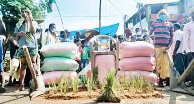 ଚାରିଦିନ ହେଲା ରାସ୍ତାରେ ଚାଷୀ, ଆନ୍ଦୋଳନ ତୀବ୍ର: ରାସ୍ତା ଉପରେ ହଳଲଙ୍ଗଳ ବୁଲିଲା