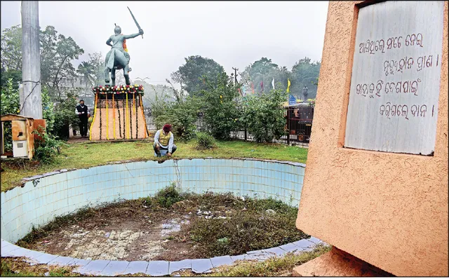 ମହାପୁରୁଷଙ୍କୁ ସମ୍ମାନ ଏମିତି: ଉଇହୁଙ୍କା, ଆବର୍ଜନା ଭର୍ତ୍ତି ବକ୍ସି ଜଗବନ୍ଧୁଙ୍କ ପ୍ରତିମୂର୍ତ୍ତି ସ୍ଥଳ