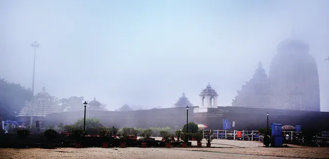 କୁହୁଡ଼ି ଚାଦରରେ ରାଜଧାନୀ: ୨୦ ମିଟର ଦୂରକୁ ଦିଶିଲାନି; ଆଜିଠୁ ଶୀତ, କୁହୁଡ଼ି କମିବ