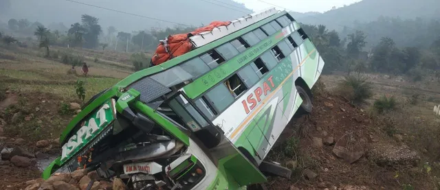 ରାଶିବାଡ଼ ଘାଟିରେ ବସ୍ ଦୁର୍ଘଟଣାଗ୍ରସ୍ତ: ୧୦ରୁ ଅଧିକ ଯାତ୍ରୀ ଆହତ