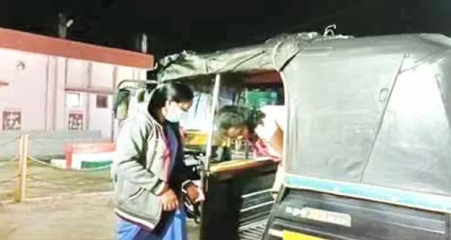 ଅଟୋରେ ପ୍ରସବ କଲେ ମହିଳା, ରୋଗୀ ନଦେଖି ସ୍ଥାନାନ୍ତର ଅଭିଯୋଗ