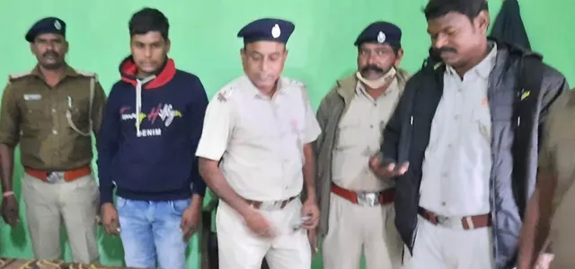 ଖଡ଼ିଆଳରୁ ୧୦୦ ବୋତଲ କୋରେକ୍ସ କଫସିରଫ ଜବତ, ଜଣେ ଯୁବକ ଗିରଫ