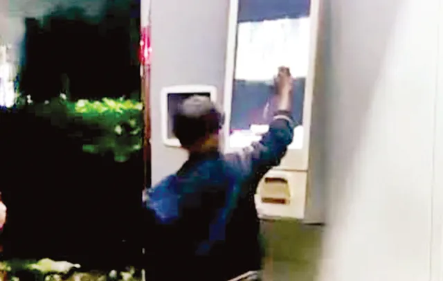 ସ୍ମାର୍ଟ କିଓସ୍କରେ ନଗ୍ନ ଚିତ୍ର : ପର୍ନ ସାଇଟ୍‌ ଚାଲିବା ପରେ ହଙ୍ଗାମା