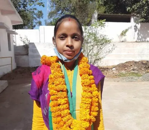 ନାରାୟଣପାଟଣାର ଉଜ୍ଜ୍ବଳ ତାରା ମୀନାକ୍ଷୀ, ପାଠ ଛାଡି କରିବେ ଜନସେବା