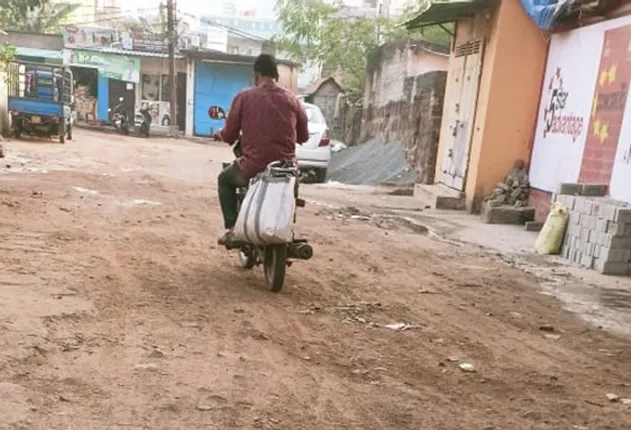 ରାସ୍ତା ଖୋଳିଲେ, ମାଟି ଘୋଡ଼ାଇ ଛା‌ଡ଼ିଦେଲେ; ୨ ବର୍ଷ ହେଲା ଲକ୍ଷ୍ମୀସାଗରବାସୀ ହନ୍ତସନ୍ତ