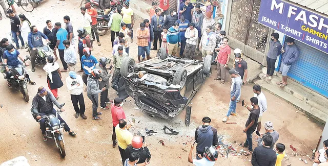 ୩୦ ଫୁଟ୍‌ ତଳେ ପଡ଼ି କାର୍‌ ଚୂରମାର୍‌