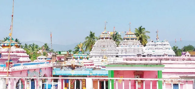 ନୟାଗଡ଼ ଜିଲ୍ଲା ଓଡ଼ଗାଁ ରଘୁନାଥ ମନ୍ଦିରରେ ନିମ୍ନମାନର ପ୍ରସାଦ, ବଢ଼ୁଛି ଶ୍ରଦ୍ଧାଳୁଙ୍କ ଅସନ୍ତୋଷ