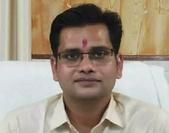 ମାନବିକତା ଦେଖାଇଲେ: ଶବ ବୋହିଲେ ପୁରୁଷୋତ୍ତମପୁର ତହସିଲଦାର