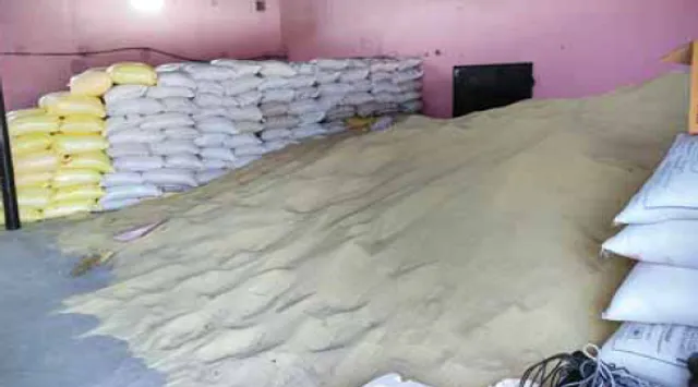 ମକା ଗୋଦାମରୁ ମିଳିଲା ୨୪୦ ବସ୍ତା ପିଡିଏସ୍‌ ଚାଉଳ, ବସ୍ତା ବଦଳାଇ ବଜାରକୁ ଛଡ଼ା ଯାଉଥିଲା