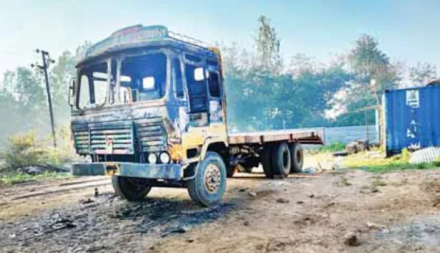 କଲ୍ୟାଣସିଂହପୁରରେ ମାଓ ହାମଲା: ଠିକା କ୍ୟାମ୍ପରେ ଟ୍ରକ୍ ପୋଡ଼ିଦେଲେ!