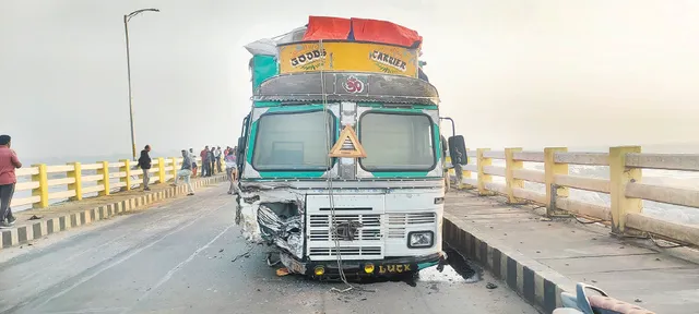 ସୋନପୁର ମହାନଦୀ ସେତୁରେ ଦୁର୍ଘଟଣା: ଟ୍ରକ୍‌-ବଲେରୋ ମୁହାଁମୁହିଁ, ବାପ-ଝିଅ ସମେତ ୫ ମୃତ