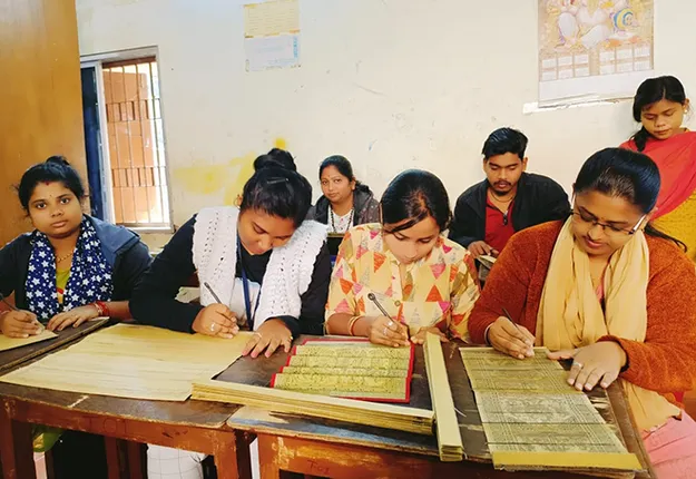 ତାଳପତ୍ରରେ ଶ୍ରୀକୃଷ୍ଣ ଓ ଶ୍ରୀଜଗନ୍ନାଥଙ୍କ ଚିତ୍ରାବଳି, ଲୋକଙ୍କ ଆଦରରୁ ଆତ୍ମନିର୍ଭରଶୀଳ ହେଉଛି ଶିଳ୍ପୀ