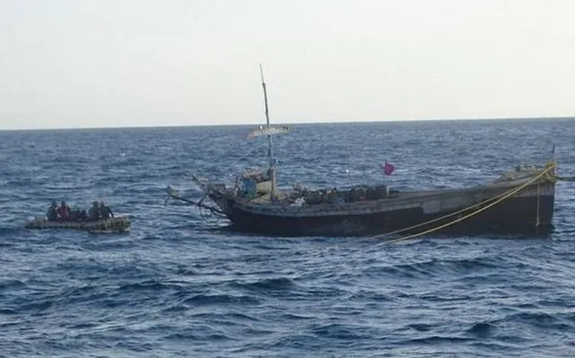 ମଝି ଦରିଆରେ ମାଛଧରା ଡଙ୍ଗାରୁ ଡେଇ ପଡ଼ିଲେ ମତ୍ସ୍ୟଜୀବୀ