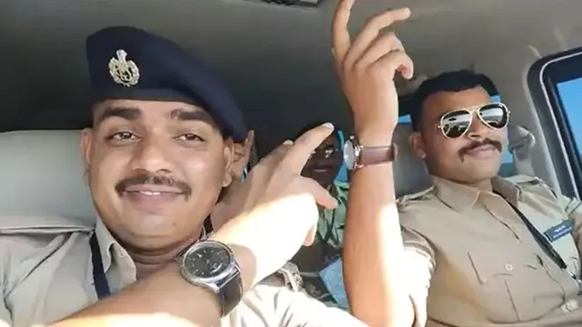 ସିଟ୍ ବେଲ୍ଟ ନଲଗାଇ ଗୀତ ବଜାଇ ନାଚୁଥିଲେ ପୁଲିସକର୍ମୀ, ଭିଡିଓ ଭାଇରାଲ ପରେ ହେଲେ ନିଲମ୍ବିତ