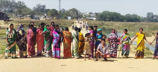 ମଦ ବିରୋଧରେ ମହିଳା: ଜୀରା ନଦୀ ଆପ୍ରୋଚ୍‌ ରାସ୍ତା ଅବରୋଧ