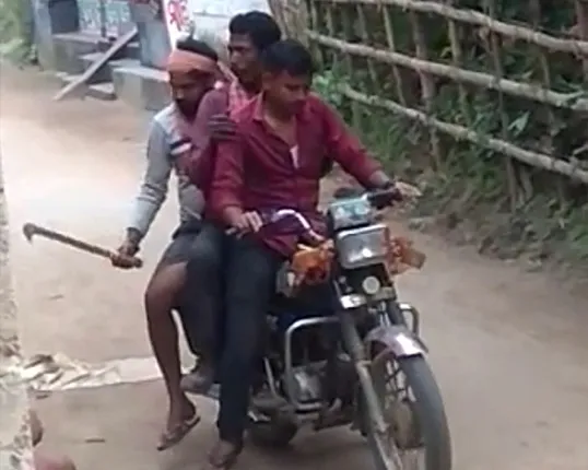 ନିର୍ବାଚନୀ ହିଂସା: ଗାଁ ଦାଣ୍ଡରେ ବୁଲୁଥିଲା ଖଣ୍ଡା