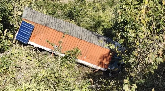 ହାତୀଶାଳ ଘାଟିରେ ୮୦ଫୁଟ୍‌ ତଳକୁ ଖସିଲା କଣ୍ଟେନର