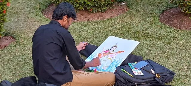 ରାତି ପାହିଲେ ବସନ୍ତ ପଞ୍ଚମୀ। ମା’ ସରସ୍ବତୀଙ୍କ ଚିତ୍ର ଆଙ୍କିବାରେ ବ୍ୟସ୍ତ ଚିତ୍ରଶିଳ୍ପୀ।