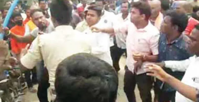 ପ୍ଲାଷ୍ଟିକ୍‌ ପାଇପ୍‌ରେ ପୁଲିସକୁ ପିଟିଲେ