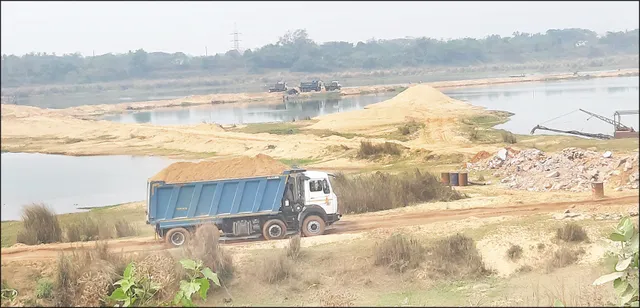 ଉପକଣ୍ଠରେ ବାଲି ମାଫିଆଙ୍କ ରାଜ୍‌: ପ୍ରଦୂଷଣରେ ନୟାନ୍ତ ଲୋକ