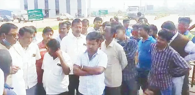 ଧାମରା ବନ୍ଦର ଫାଟକ ସମ୍ମୁଖରେ ଗାଡ଼ି ରଖିବାକୁ ନେଇ ଉତ୍ତେଜନା