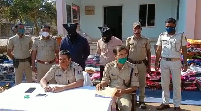 ପିକ-ଅପ୍‌ ଭ୍ୟାନ୍‌ ସହ ୩ ଲକ୍ଷ ଟଙ୍କାରୁ ଊର୍ଦ୍ଧ୍ବ କପଡା ଜବତ, ଦୁଇ ଗିରଫ