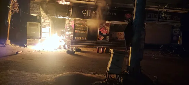 ଅଗ୍ନିକାଣ୍ଡରେ ଦୋକାନ ଜଳିଗଲା, ଅଳ୍ପକେ ବର୍ତ୍ତିଲେ ଗ୍ରାହକ